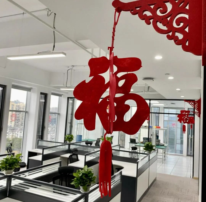 图片包含 室内, 桌子, 窗户, 大描述已自动生成