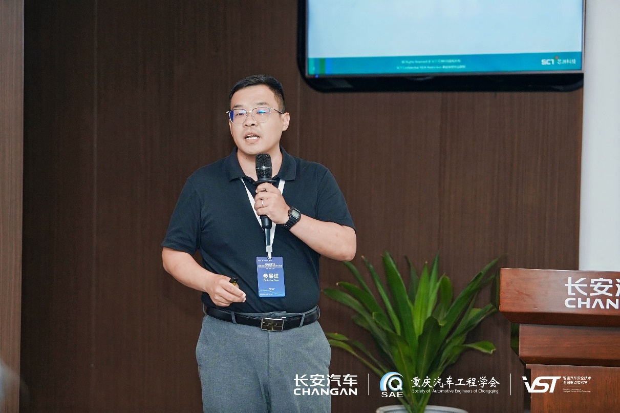 戴帽子的人在电视前AI 生成的内容可能不正确。